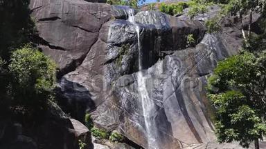 位于兰卡维岛的岩石山脉和丛林中的七大瀑布